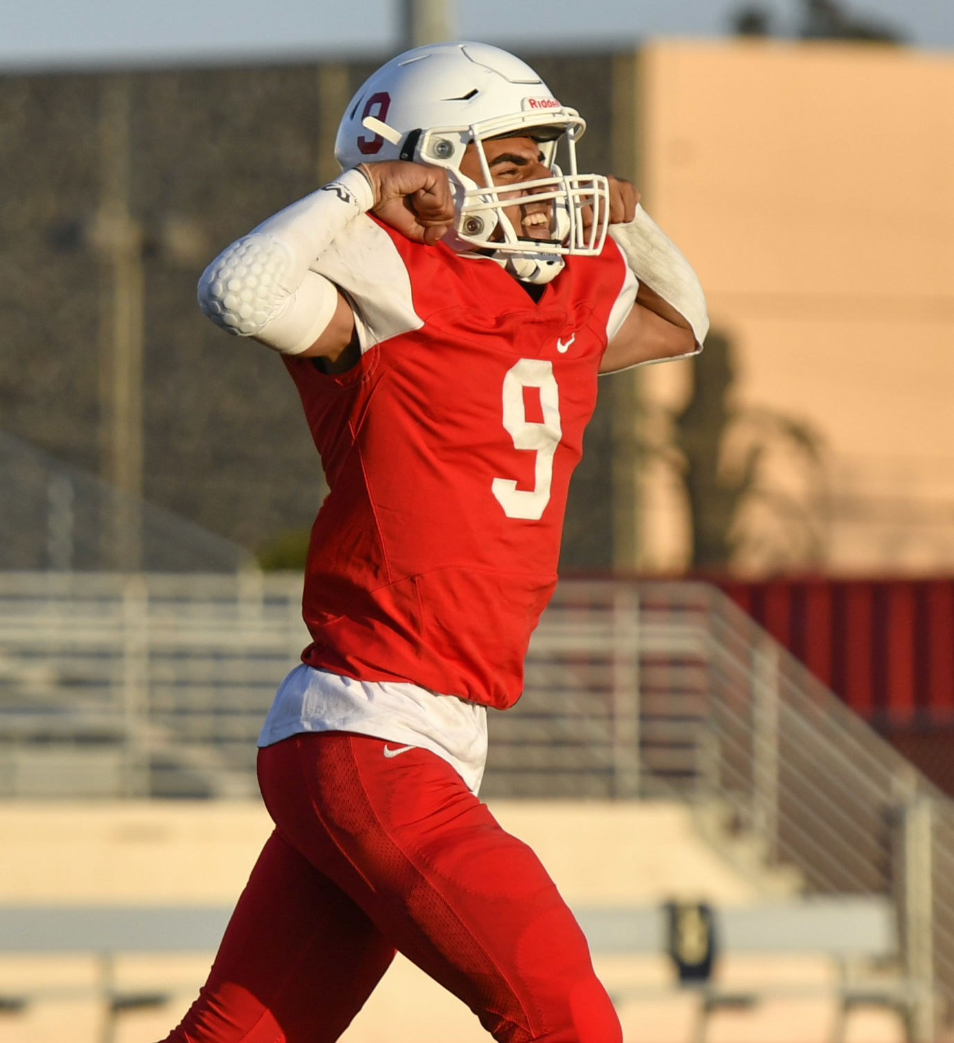 040921 MP SM football 02.JPG
